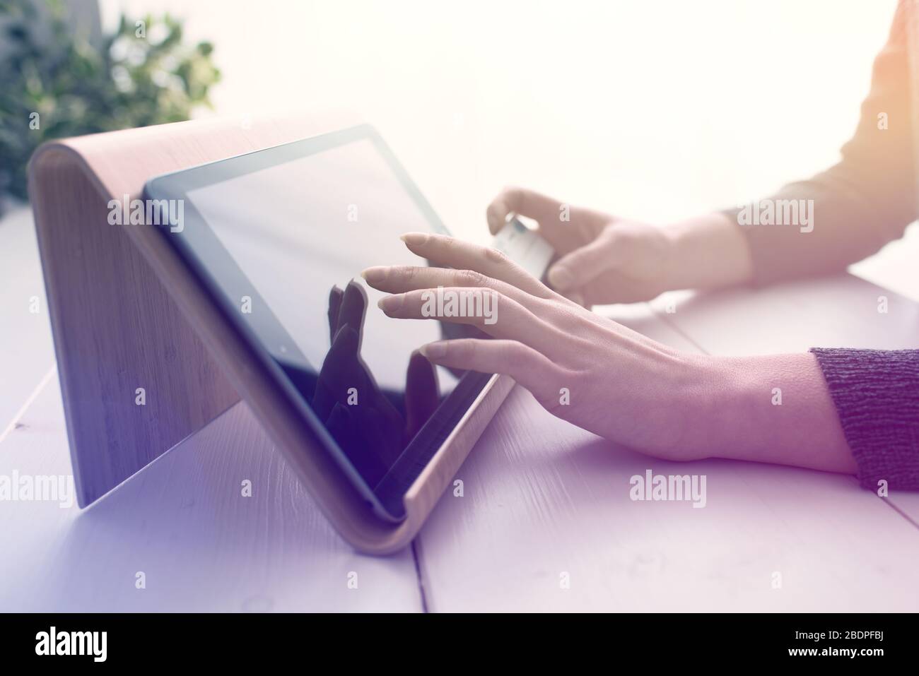 Donna che usa le app su un tablet digitale e acquista online con una carta di credito, le mani si avvicinano Foto Stock