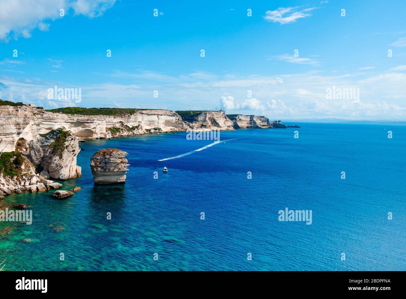 Una vista del pittoresco paesaggio di scogliere sul mare mediterraneo ed a Bonifacio, Corsica, in Francia, evidenziando la famosa Grain de Sable mare st Foto Stock