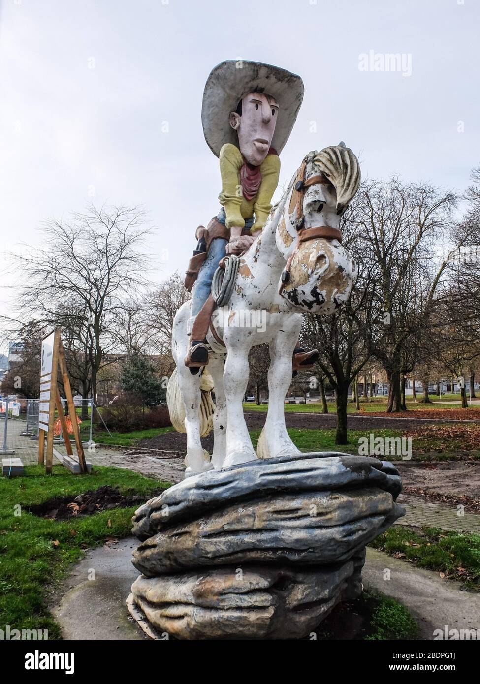 Lucky Luke statua équestre au Parc Reine Astrid de Charleroi, Wallonie, Belgio Foto Stock