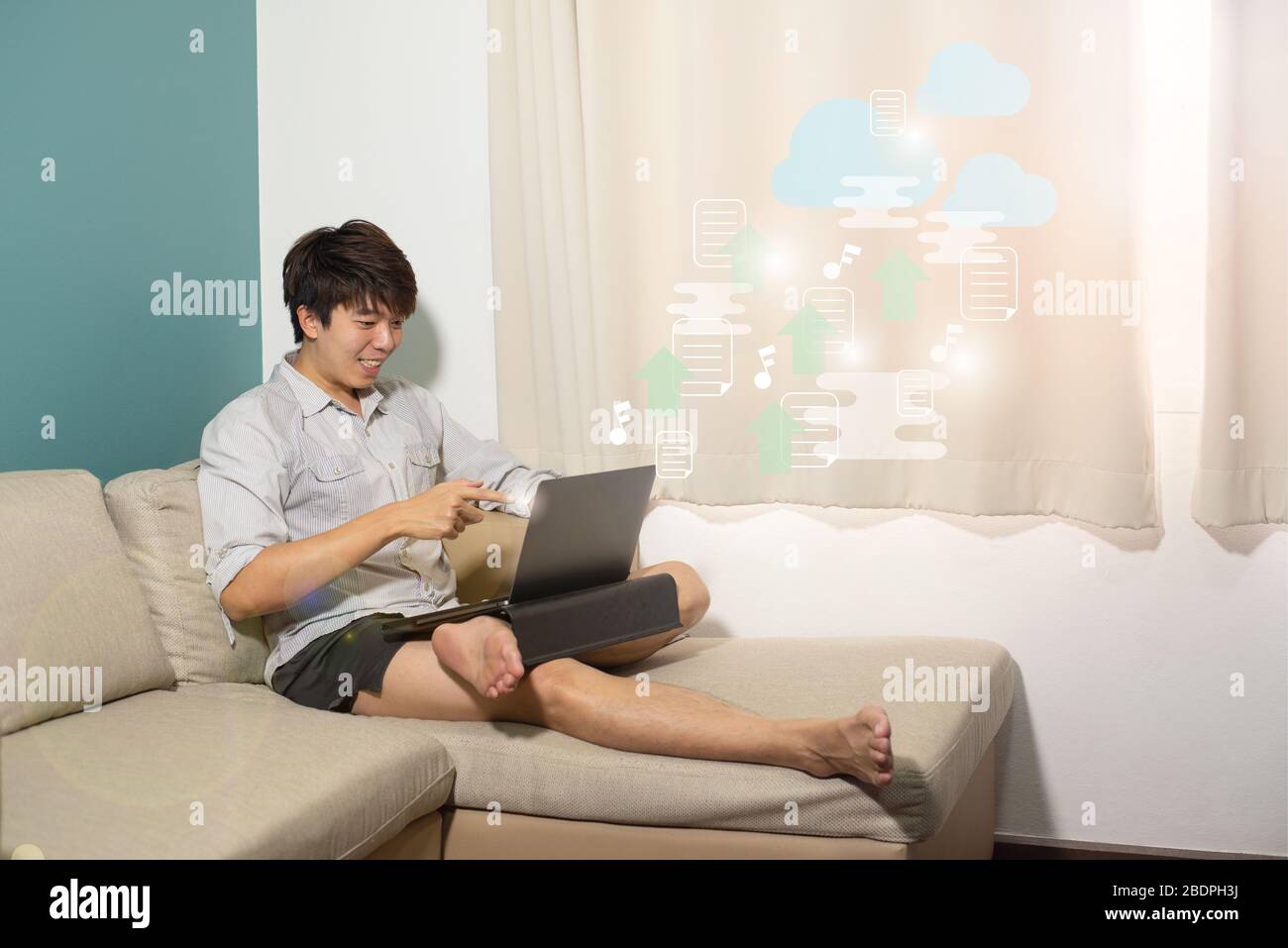 L'uomo astuto asiatico sul lavoro formale della camicia dalla sede dovuto la situazione del virus di Covid 19. La connessione remota alle riunioni tramite Internet ad alta velocità ha reso le riunioni fluide Foto Stock