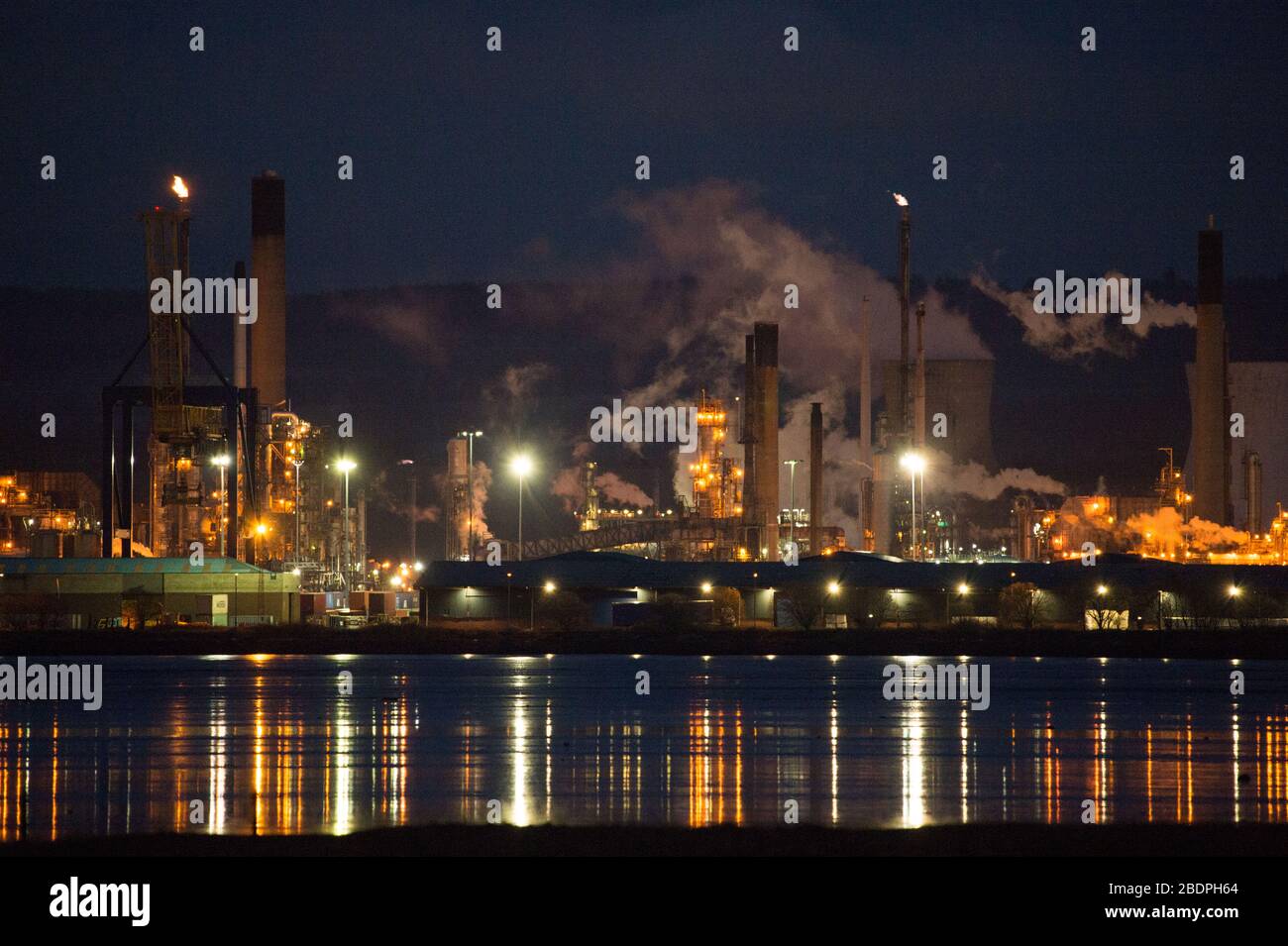 Grangemouth, Regno Unito. 8 aprile 2020. Nella foto: L'enorme raffineria di petrolio che ha sede a Grangemouth è impegnata nella produzione di carburanti come benzina e diesel per l'industria automobilistica durante la crisi di Coronavirus (COVID-19). La produzione è di 24/7 365 per l'industria e la domanda di consumo meed. Il Coronavirus Pandemic, i prezzi della pompa di benzina del Regno Unito sono crollati a £1.00 per litro dal 2016 a causa di una mancanza di domanda come il blocco largo del Regno Unito ha obbligato la gente a rimanere a casa. Nel marzo 2020 il prezzo del petrolio è sceso al di sotto di 25 dollari al barile. Credit: Colin Fisher/Alamy Live News. Foto Stock