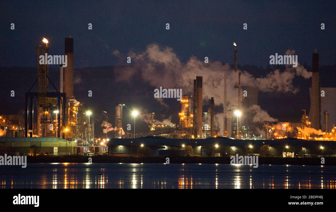 Grangemouth, Regno Unito. 8 aprile 2020. Nella foto: L'enorme raffineria di petrolio che ha sede a Grangemouth è impegnata nella produzione di carburanti come benzina e diesel per l'industria automobilistica durante la crisi di Coronavirus (COVID-19). La produzione è di 24/7 365 per l'industria e la domanda di consumo meed. Il Coronavirus Pandemic, i prezzi della pompa di benzina del Regno Unito sono crollati a £1.00 per litro dal 2016 a causa di una mancanza di domanda come il blocco largo del Regno Unito ha obbligato la gente a rimanere a casa. Nel marzo 2020 il prezzo del petrolio è sceso al di sotto di 25 dollari al barile. Credit: Colin Fisher/Alamy Live News. Foto Stock