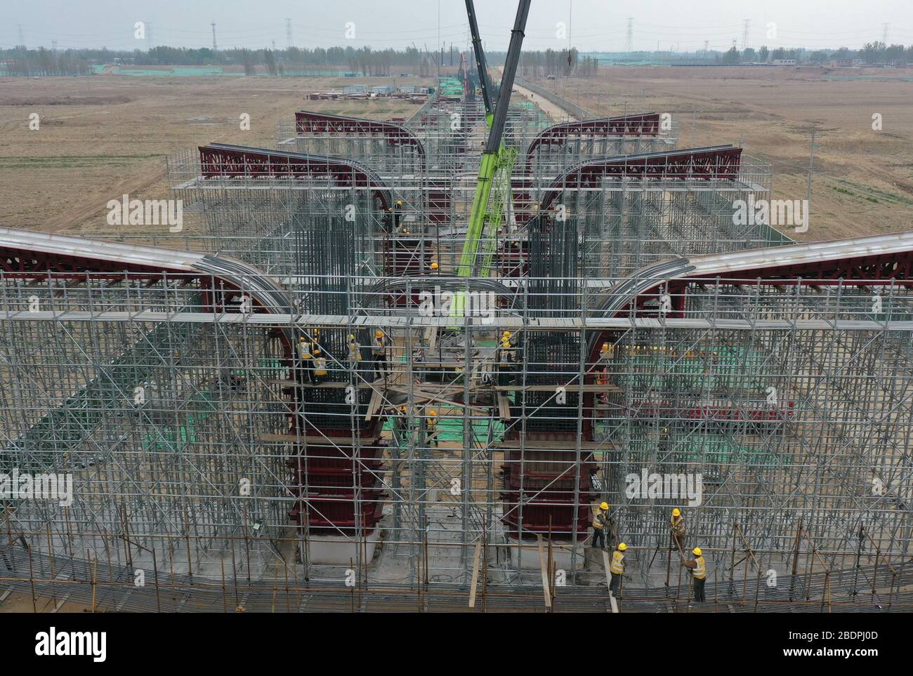 Xiongan. 9 Aprile 2020. La foto aerea scattata il 9 aprile 2020 mostra le persone che lavorano nel cantiere del ponte Langouwa della superstrada Pechino-Xiongan nella Nuova Area di Xiongan, nella provincia di Hebei del nord della Cina. La superstrada Pechino-Xiongan che collega la capitale cinese di Pechino e la Nuova Area di Xiongan, situata a circa 100 km a sud-ovest di Pechino, è in costruzione in modo ordinato e si prevede che si aprirà al traffico entro il 2021. Credit: Yang Shiyao/Xinhua/Alamy Live News Foto Stock