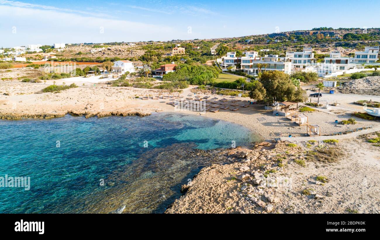 Vista aerea dall'alto della spiaggia di Ammos tou Kambouri, Ayia Napa, cavo Greco, Famagosta, Cipro. Il punto di riferimento attrazione turistica spiaggia rocciosa con oro Foto Stock