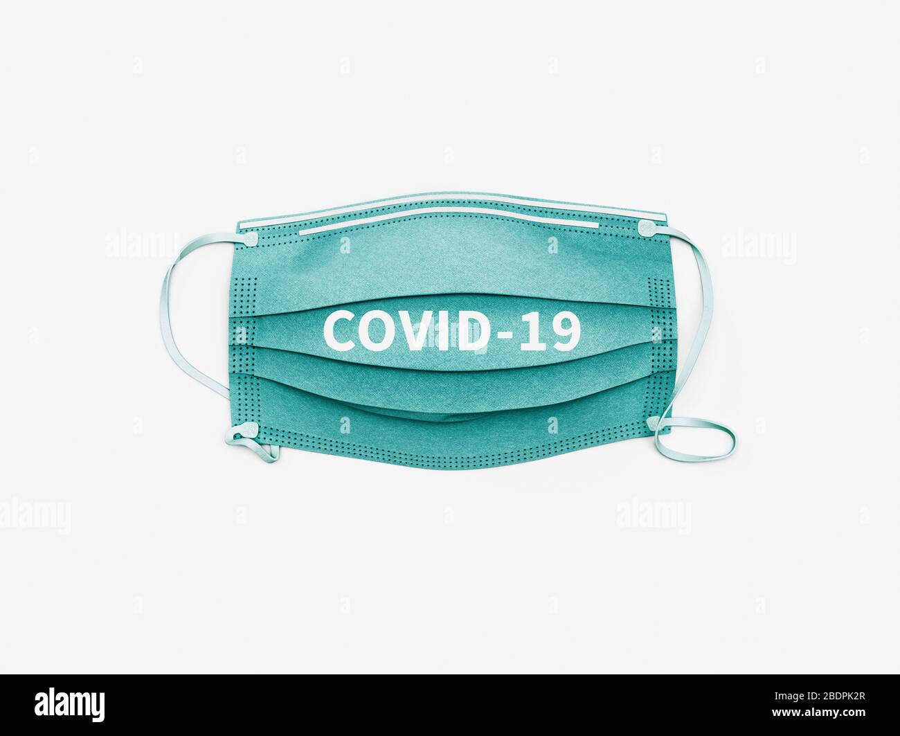 Covid 19. Maschera chirurgica. Maschera facciale monouso isolata su bianco. rendering 3d Foto Stock