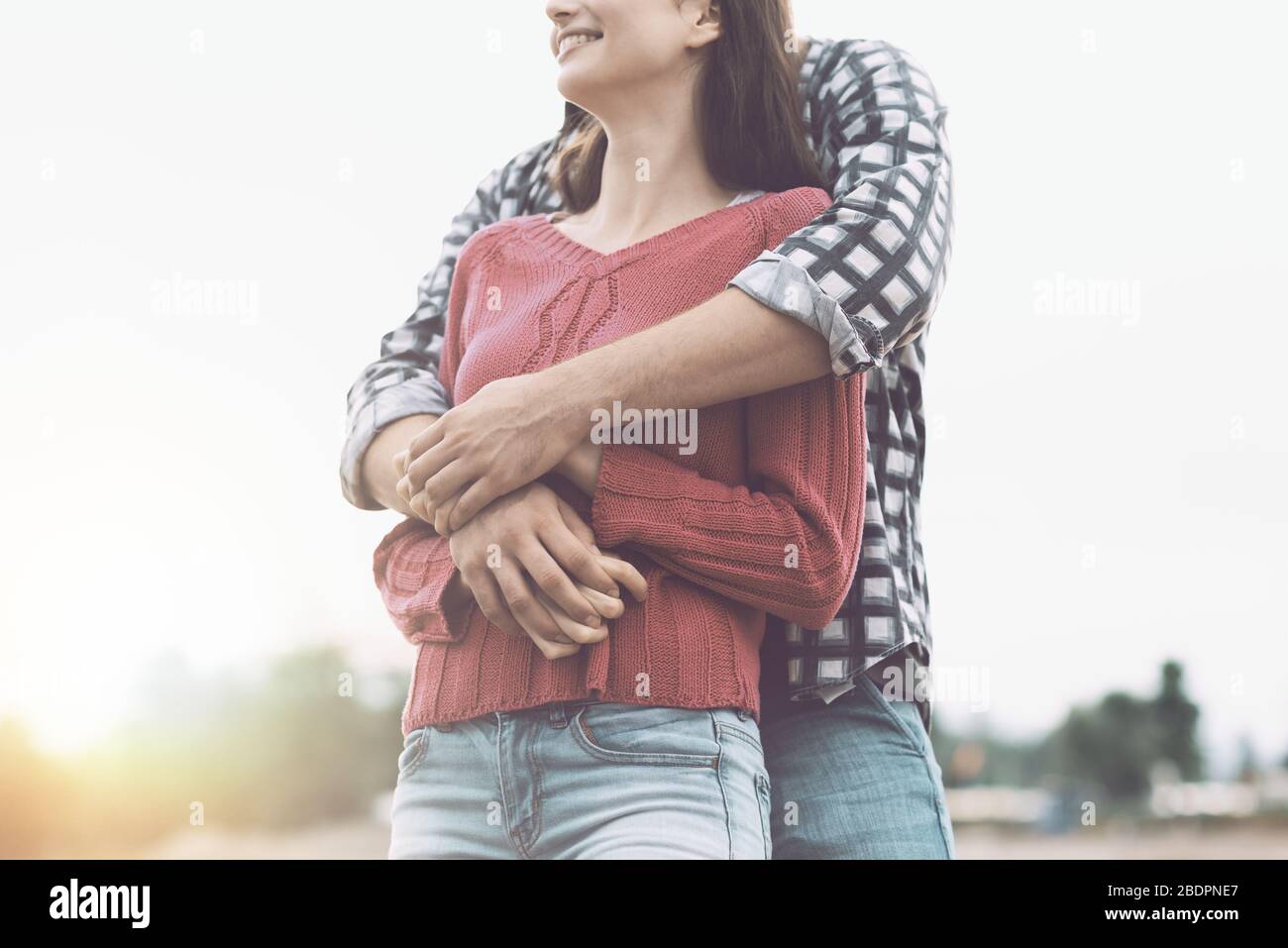 Coppia giovane felice che passa il tempo insieme all'aperto, sono bramiccianti e sorridenti Foto Stock