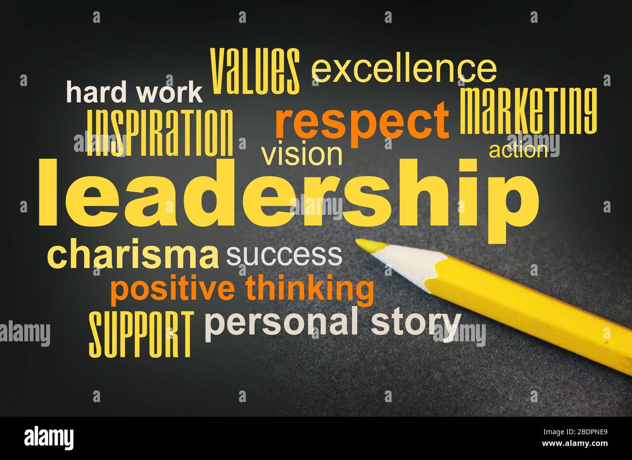 Leadership Word Cloud con matita gialla. Concetto carisma coaching coaching lavoro di squadra leader Foto Stock