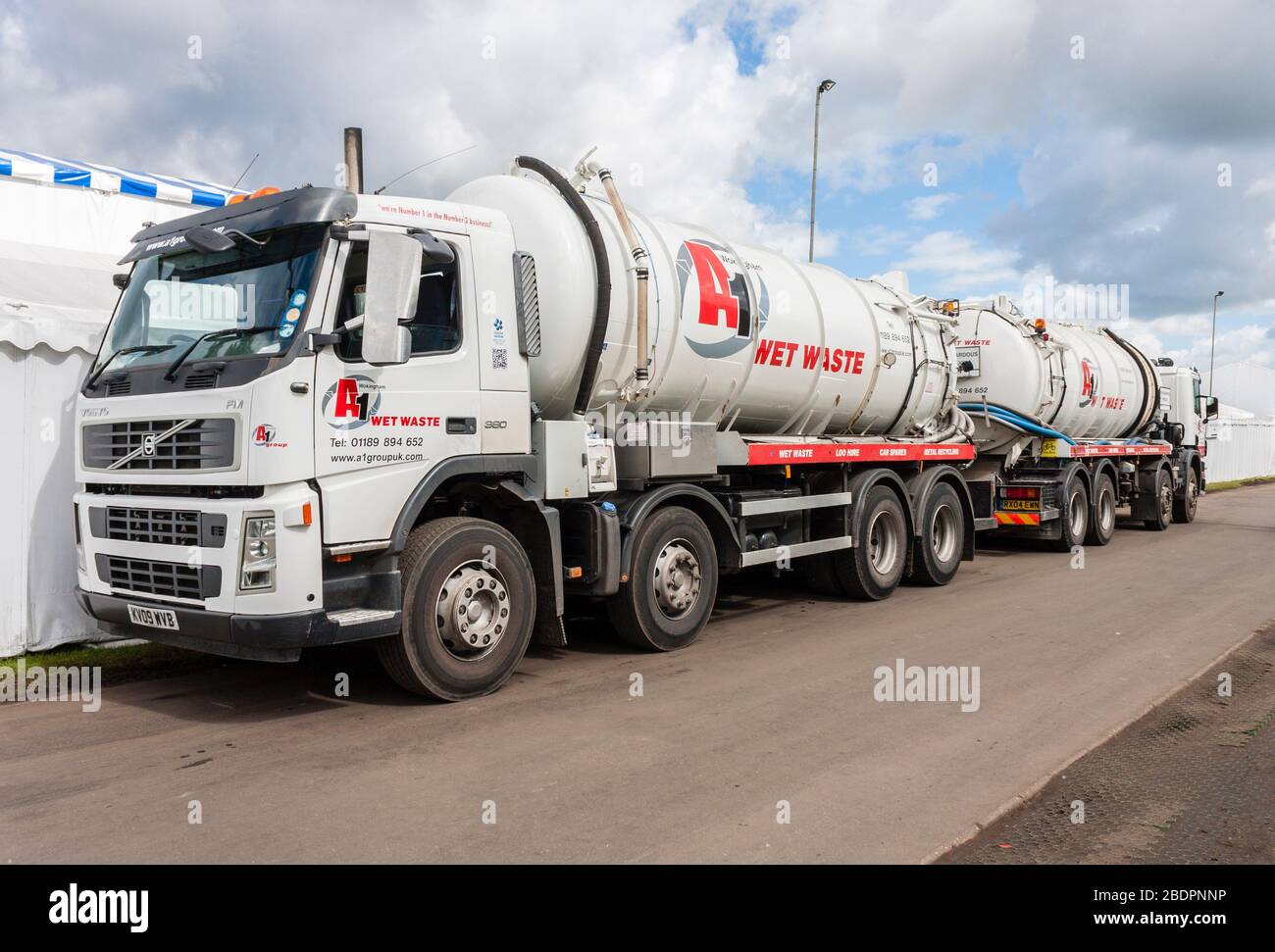 Camion pronti per rimuovere rifiuti umidi parcheggiati fuori marquee a Henley Royal Regatta, Henley-on-Thames, Oxfordshire, Inghilterra, GB, Regno Unito. Foto Stock