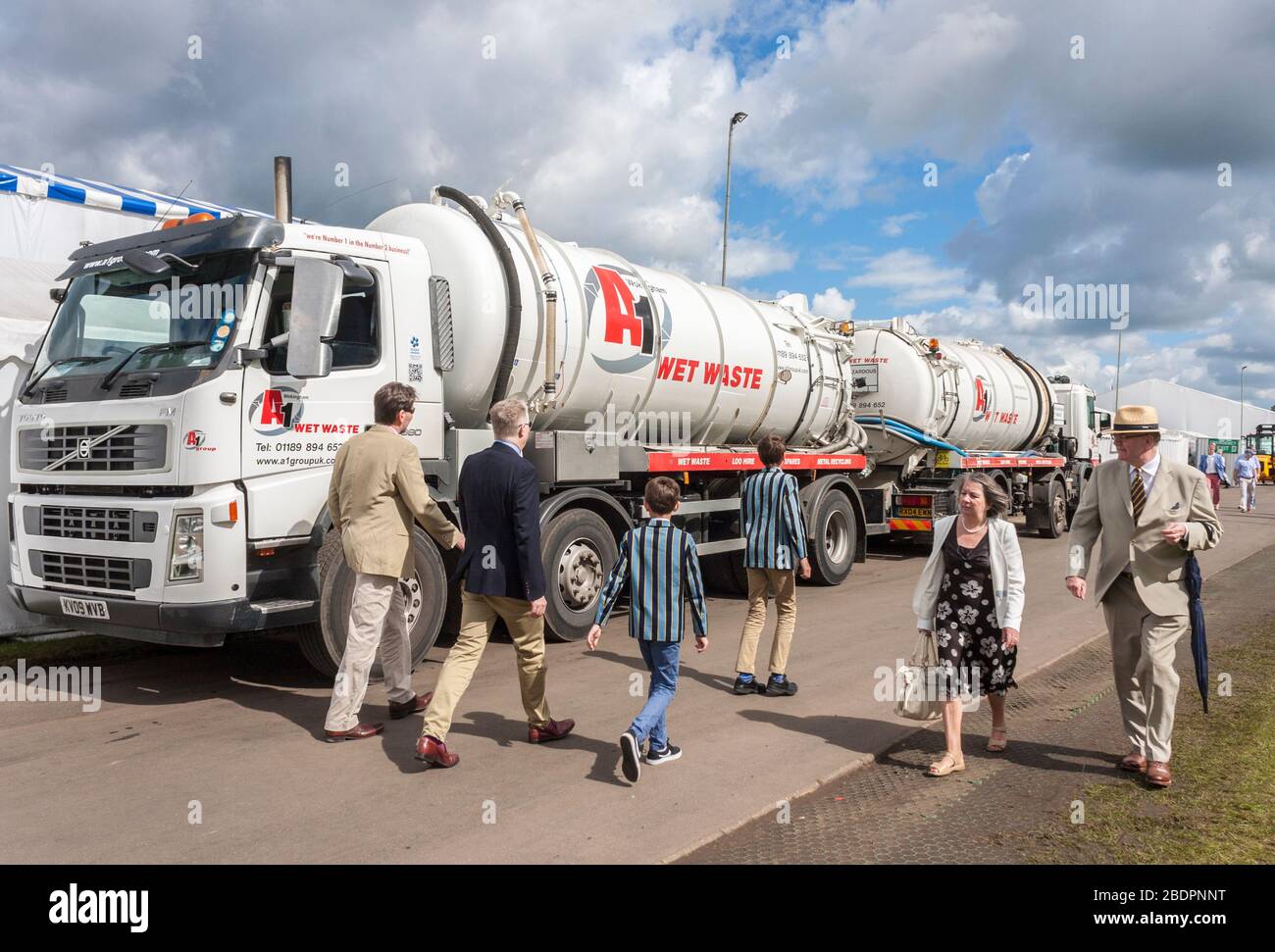 I frequentatori del festival passeggono gli autocarri per rifiuti umidi a Henley Royal Regatta, Henley-on-Thames, Oxfordshire, Inghilterra, GB, Regno Unito. Foto Stock