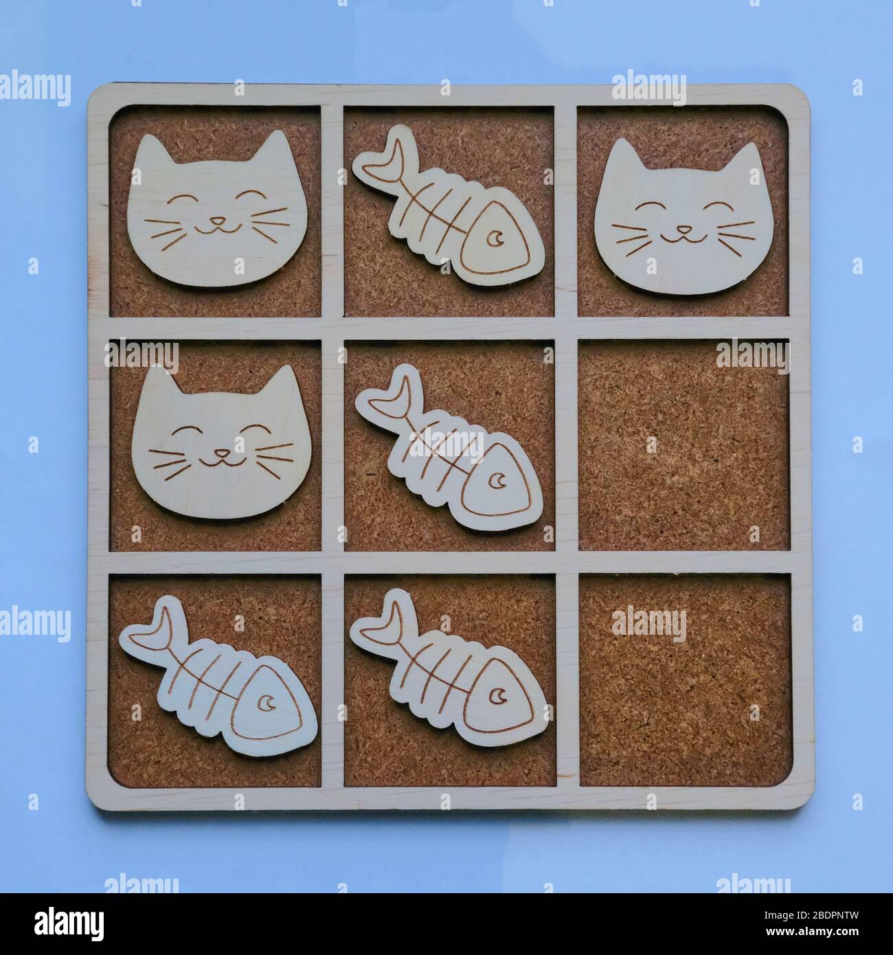 Gioco di legno tic-tac-toe sotto forma di un gatto e pesce Foto Stock