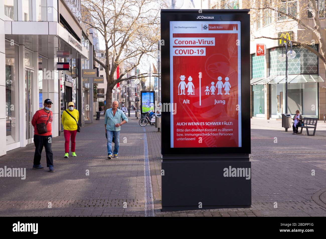 Focolaio di coronavirus/Covid 19, 7 aprile. 2020. Mostra con istruzioni comportamentali sulla via dello shopping Schildergasse, Colonia, Germania. Coronaviru Foto Stock