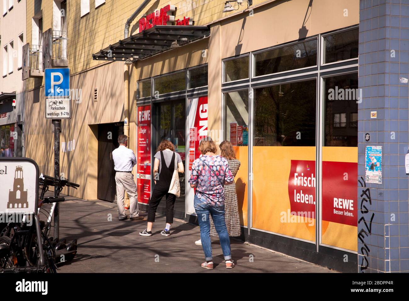 Focolaio di coronavirus/Covid 19, 8 aprile. 2020. Persone in fila davanti a un supermercato REWE in Neusser Street, Colonia, Germania. Coro Foto Stock