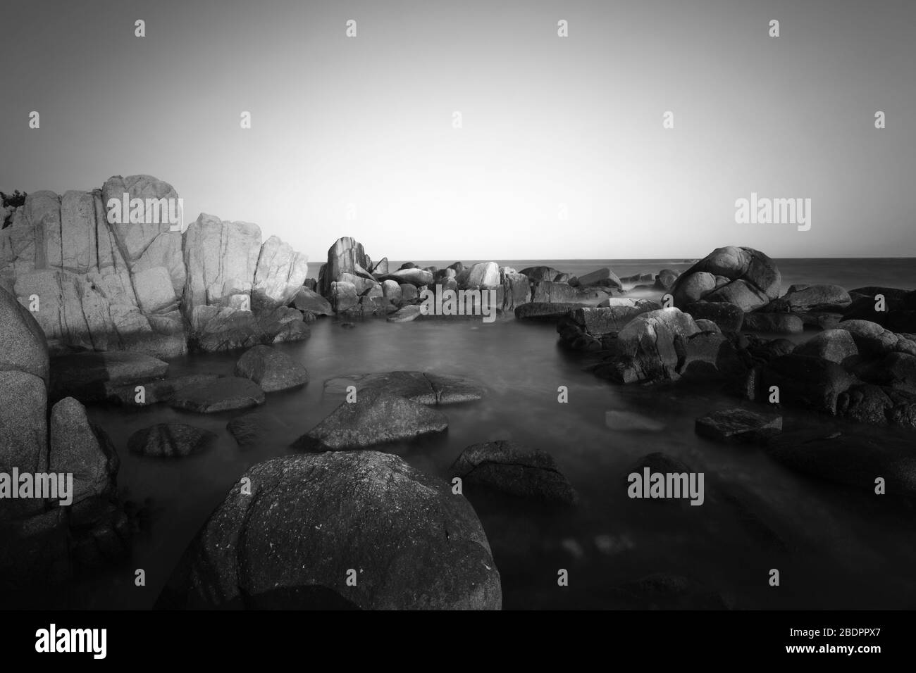 Bianco / nero, bellissimo scenario di rocce sul mare, lunga esposizione, Corea del mare orientale Foto Stock