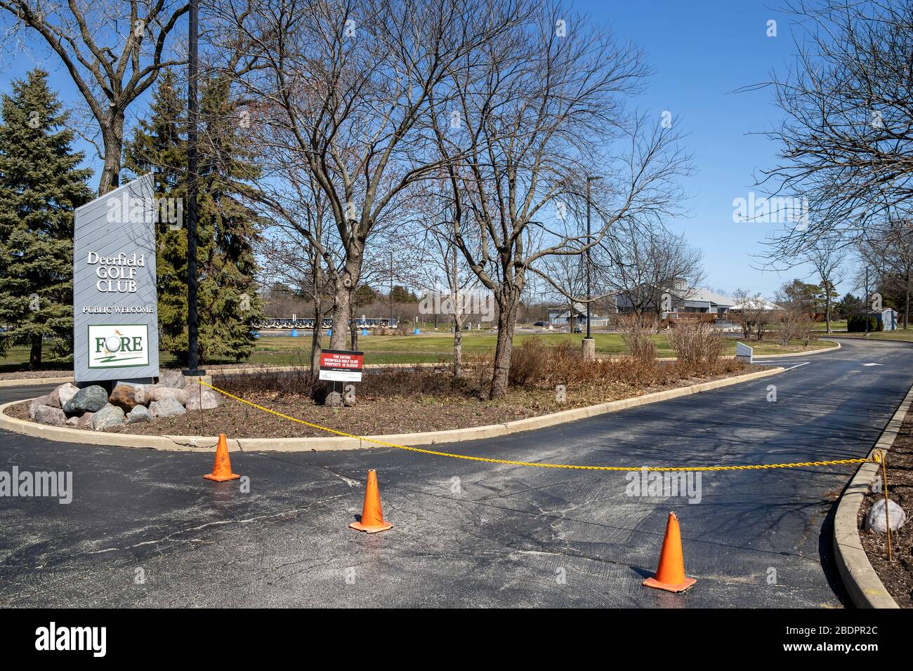 Un comune locale chiude un campo da golf suburbano per promuovere la distanza sociale e l'isolamento domestico durante la pandemia del coronavirus del 2020. Foto Stock