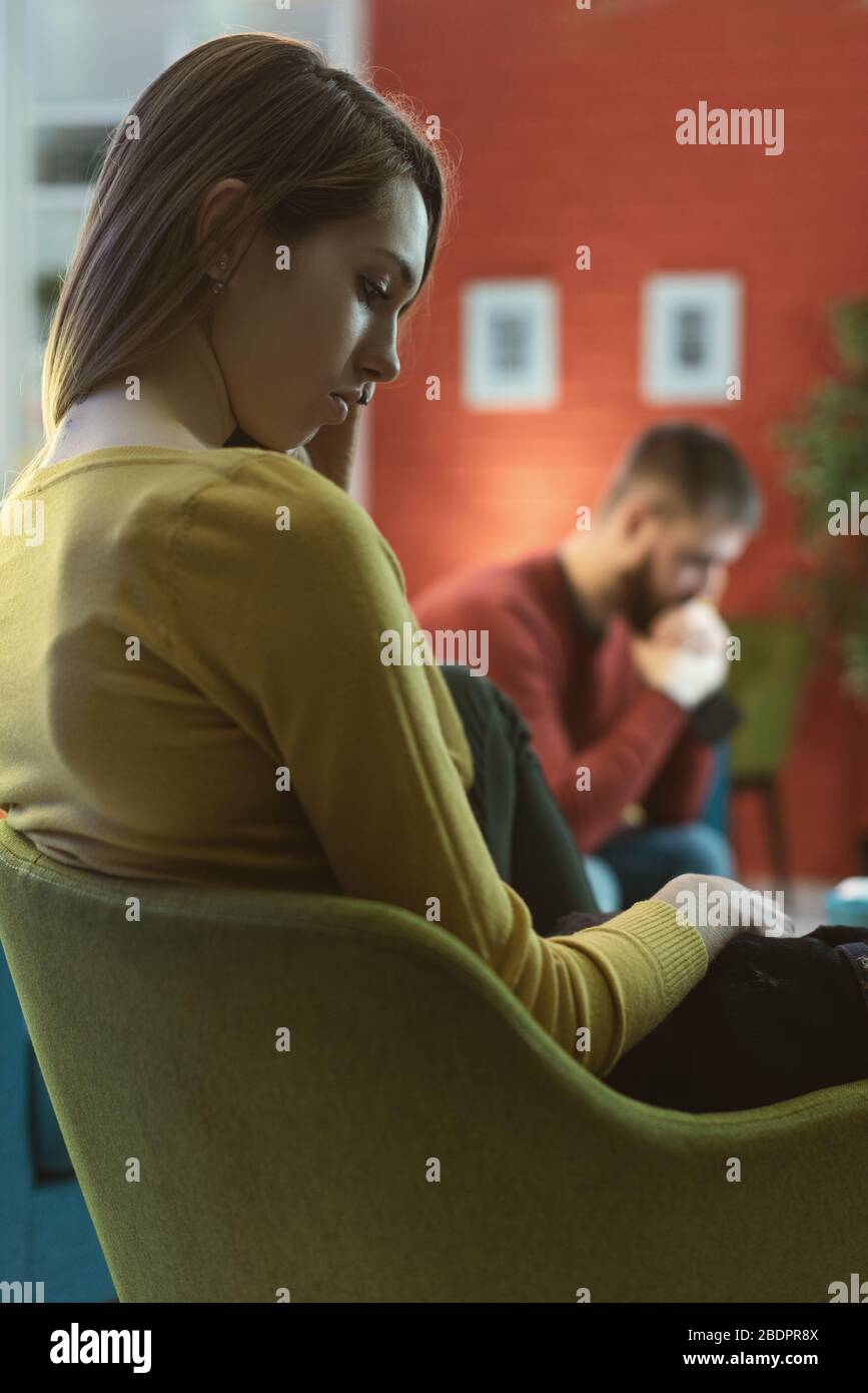 Giovane coppia dopo aver avuto una lotta a casa: Sono triste, seduta e pensiero, relazione problemi concetto Foto Stock