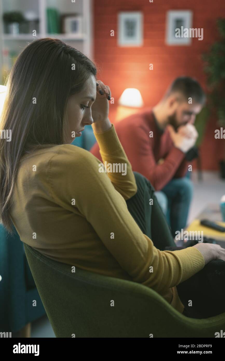 Giovane coppia dopo aver avuto una lotta a casa: Sono triste, seduta e pensiero, relazione problemi concetto Foto Stock