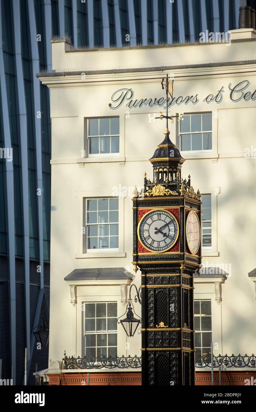 Little ben è una torre dell'orologio in ghisa in miniatura, situata all'incrocio tra Vauxhall Bridge Road e Victoria Street, Westminster, nel centro di Londra. Foto Stock