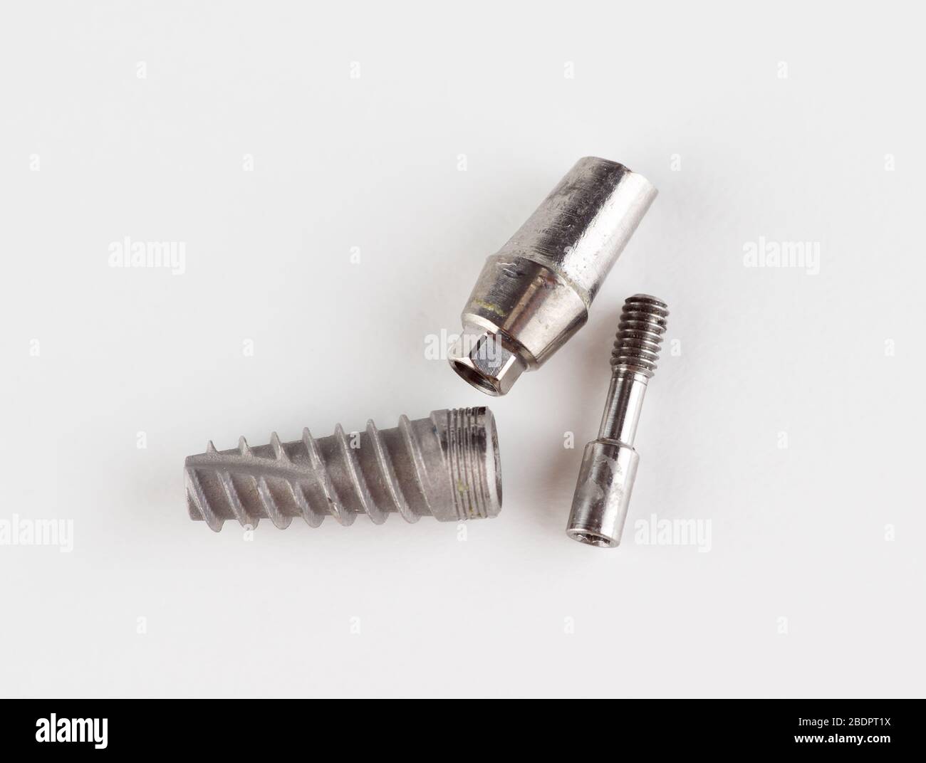 impianto dentale in titanio con elementi di bloccaggio isolati su sfondo bianco Foto Stock