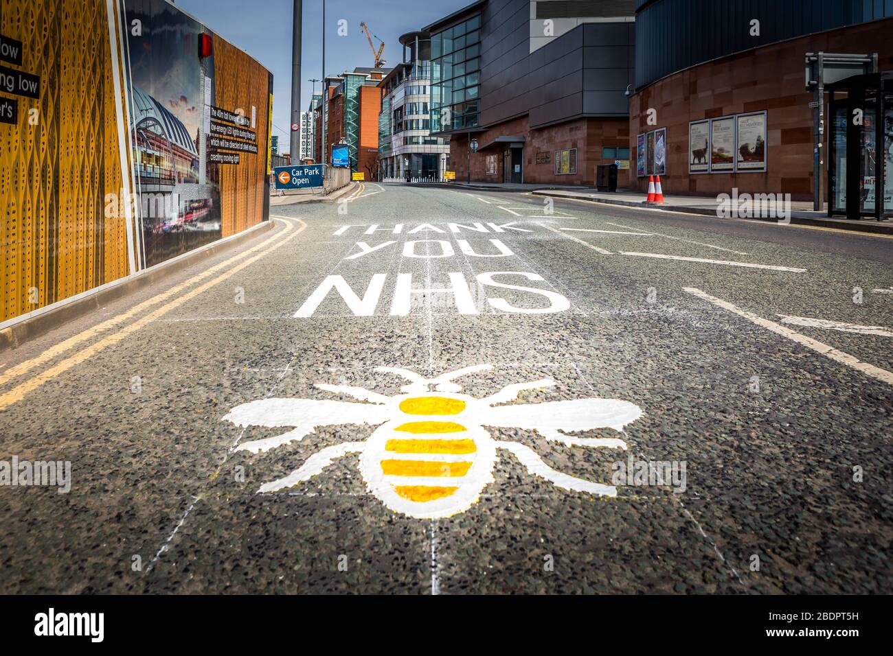 Grazie segnaletica stradale NHS presso il NHS Nightingale Hospital North West, Manchester, Regno Unito durante l'epidemia di Coronavirus, aprile 2020. Foto Stock