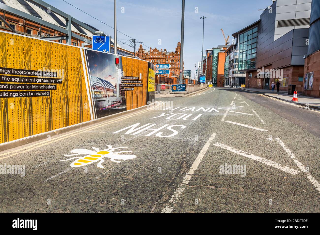 Grazie segnaletica stradale NHS presso il NHS Nightingale Hospital North West, Manchester, Regno Unito durante l'epidemia di Coronavirus, aprile 2020. Foto Stock