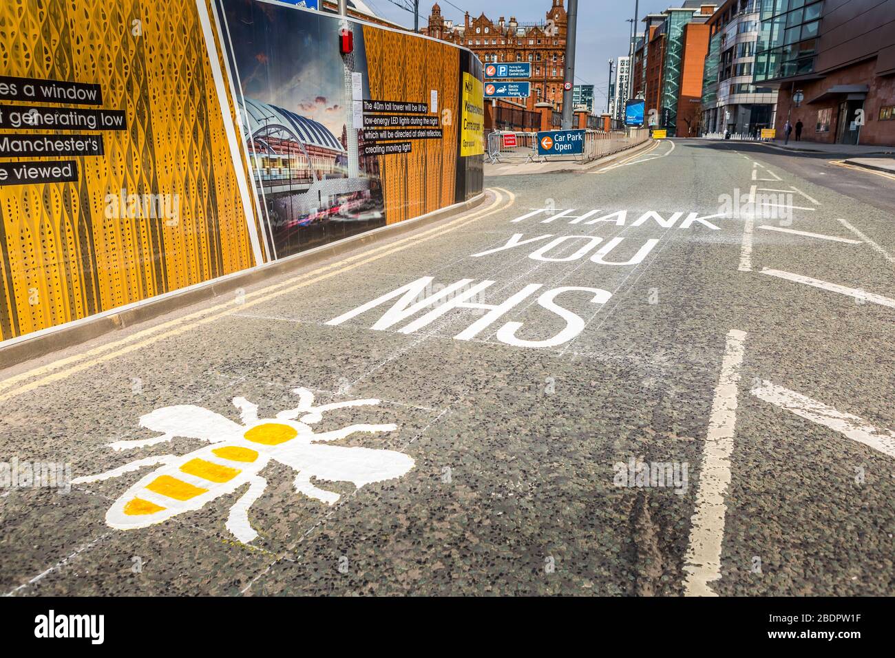 Grazie segnaletica stradale NHS presso il NHS Nightingale Hospital North West, Manchester, Regno Unito durante l'epidemia di Coronavirus, aprile 2020. Foto Stock