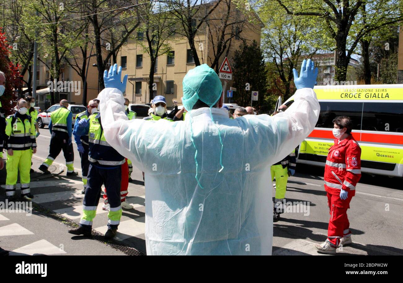 Parma, grande ospedale, soccorritori (sandro capatti/Fotogramma, Parma - 2020-04-09) p.s. la foto e' utilizzabile nel rispetto del contenuto in cui e' stata vista, e senza intenzione diffamatorio del decoro delle persone rapate Foto Stock