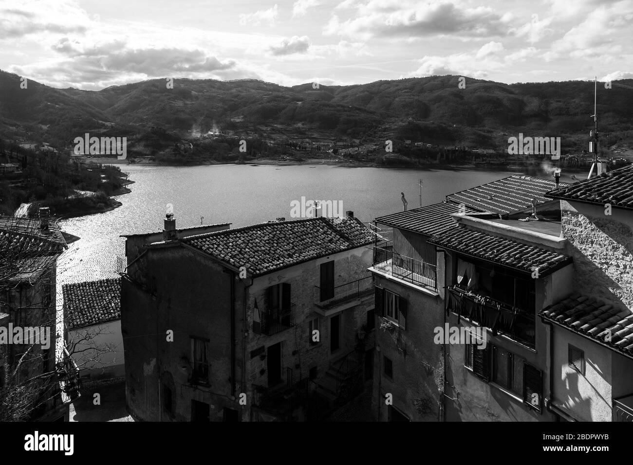 Castel di Tora, Lazio, Italia: Veduta del lago di Turano dalla città di Castel di Tora Foto Stock