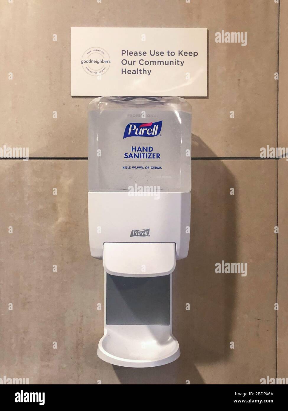 Il 8 aprile 2020, a Stuyvesant Town, a Manhattan, si trova un distributore Purell di igienizzatore per le mani. I newyorkesi continuano a vivere sotto gli ordini di soggiorno a casa emessi dal governatore di New York Andrew Cuomo per aiutare a fermare la diffusione di casi di coronavirus. (Foto di Samuel Rigelhaupt / Sipa USA) Foto Stock