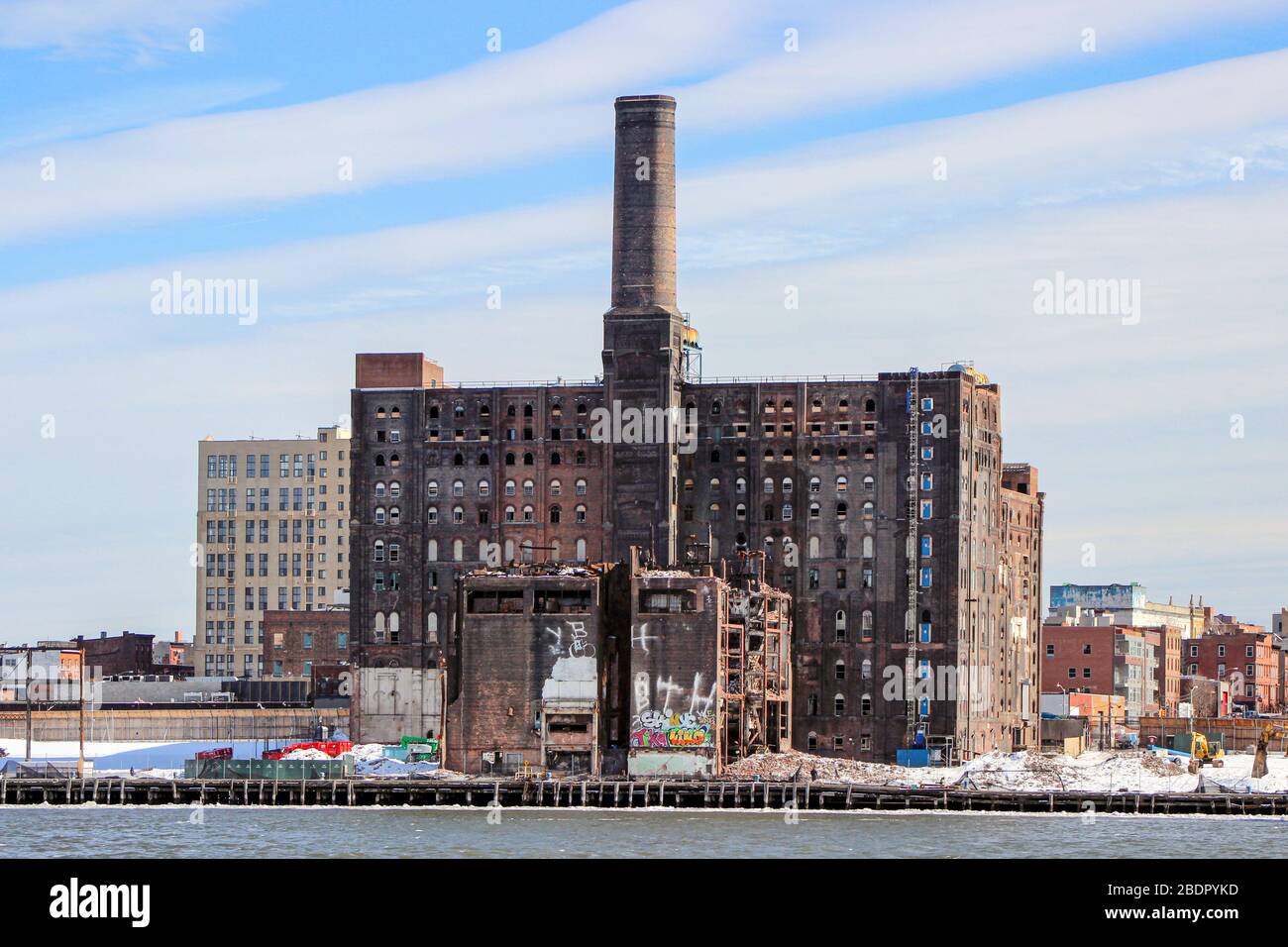 Abbandonata Domino Sugar Refinery di East River a Williamsburg, Brooklyn, New York City, Stati Uniti d'America Foto Stock