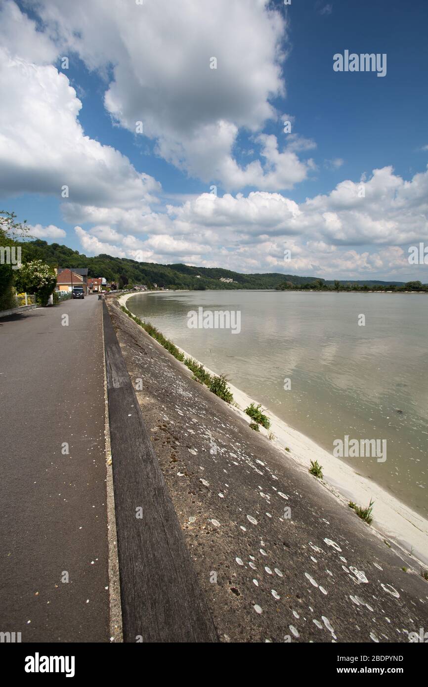 Villaggio di Villequier, Francia. Pittoresca vista sulla Senna, con Villequier‘s Quai Victor Hugo spianata sulla sinistra. Foto Stock