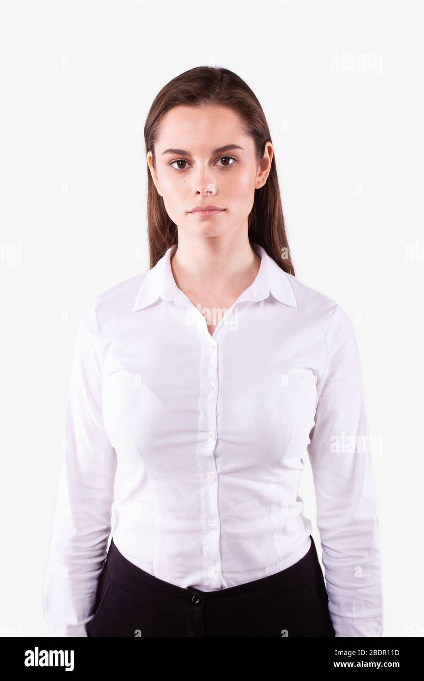 Ragazza con capelli marroni pelle trasparente in camicia bianca