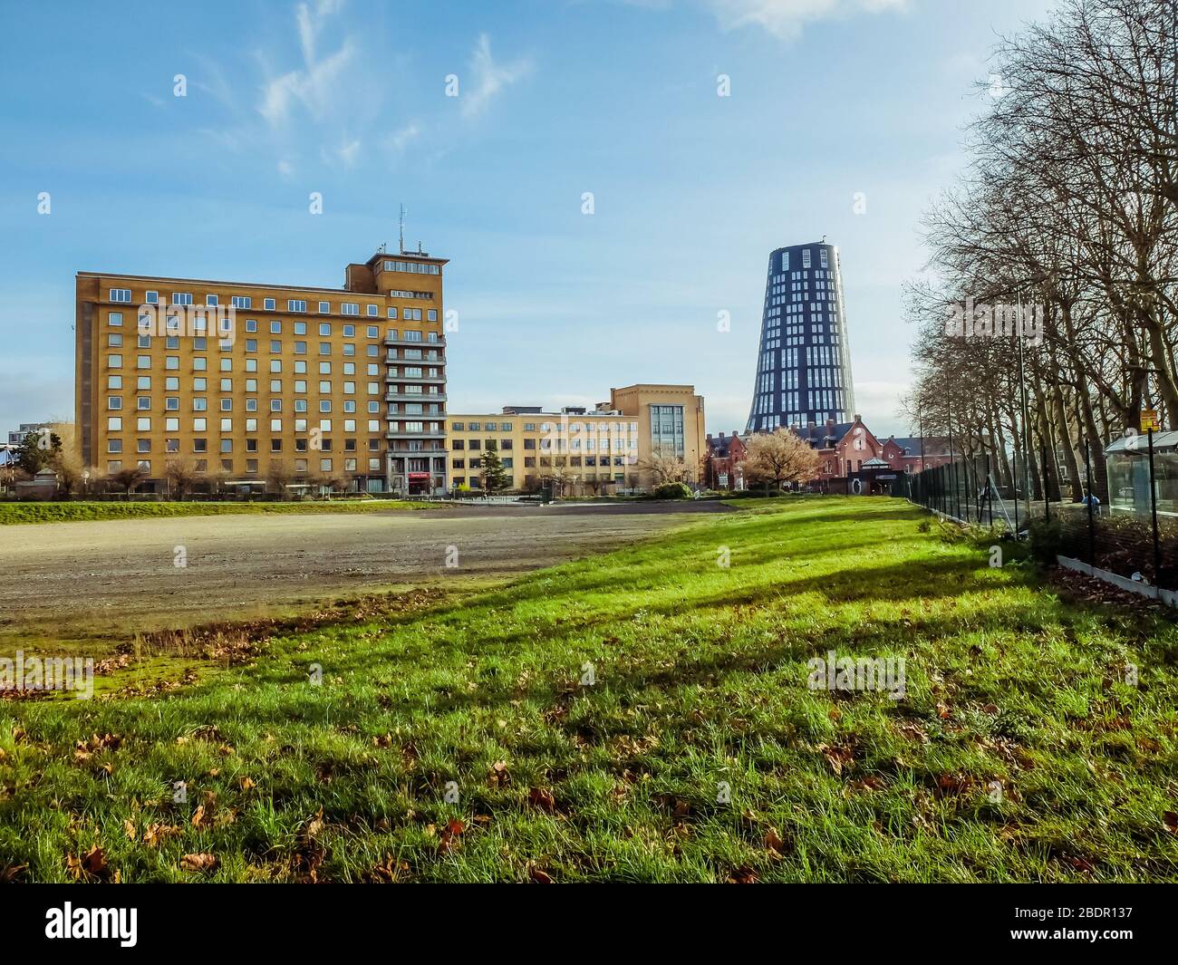 Tour bleue, hotel de police de la zone de police, près du rond-point Spirou et des anciennes caserne Defeld a Charleroi, Belgio Foto Stock