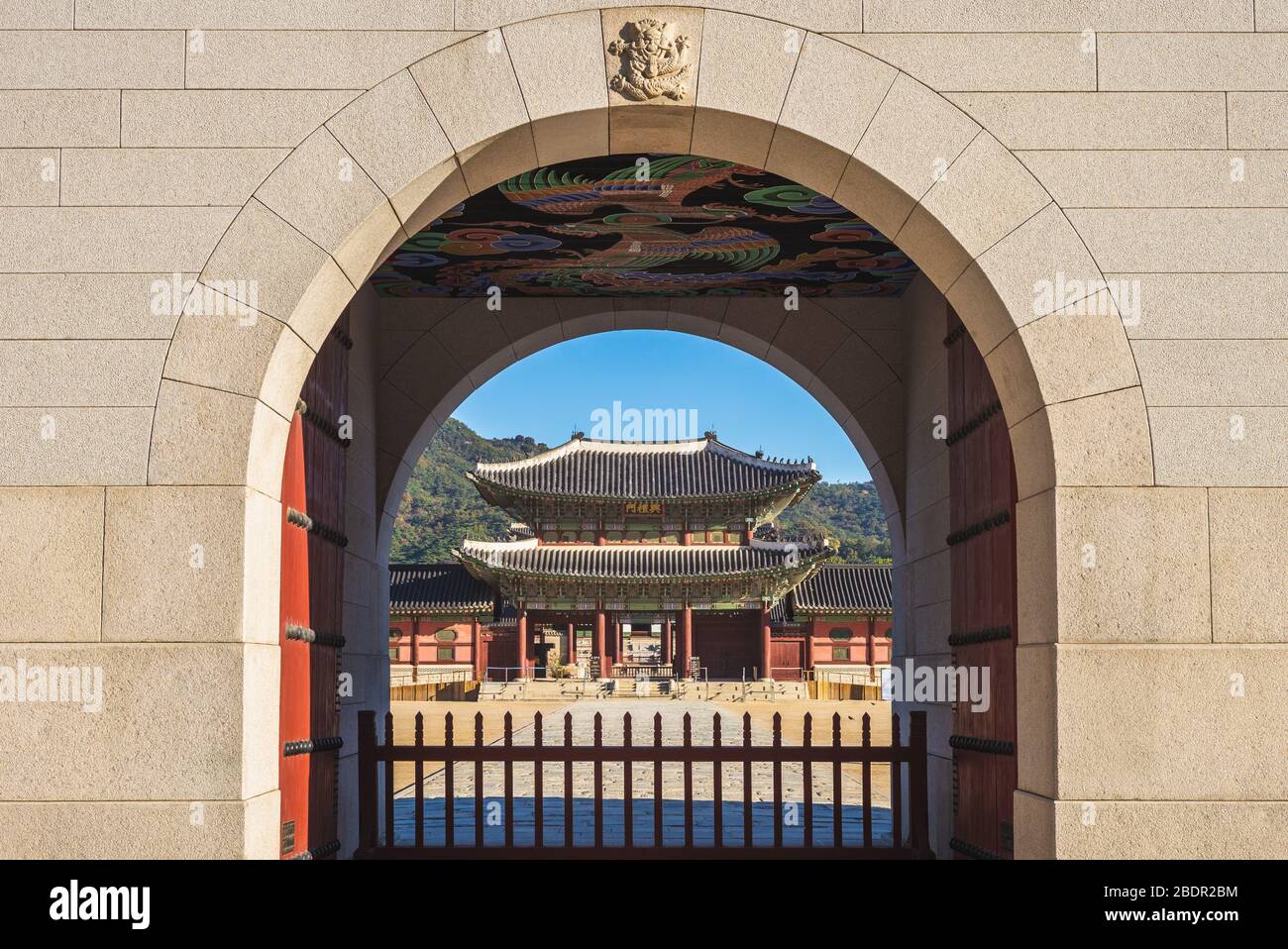 Vista di Heungnyemun attraverso la porta principale di Palazzo Gyeongbokgung, seoul. La traduzione del testo cinese è 'Heungnyemun' Foto Stock