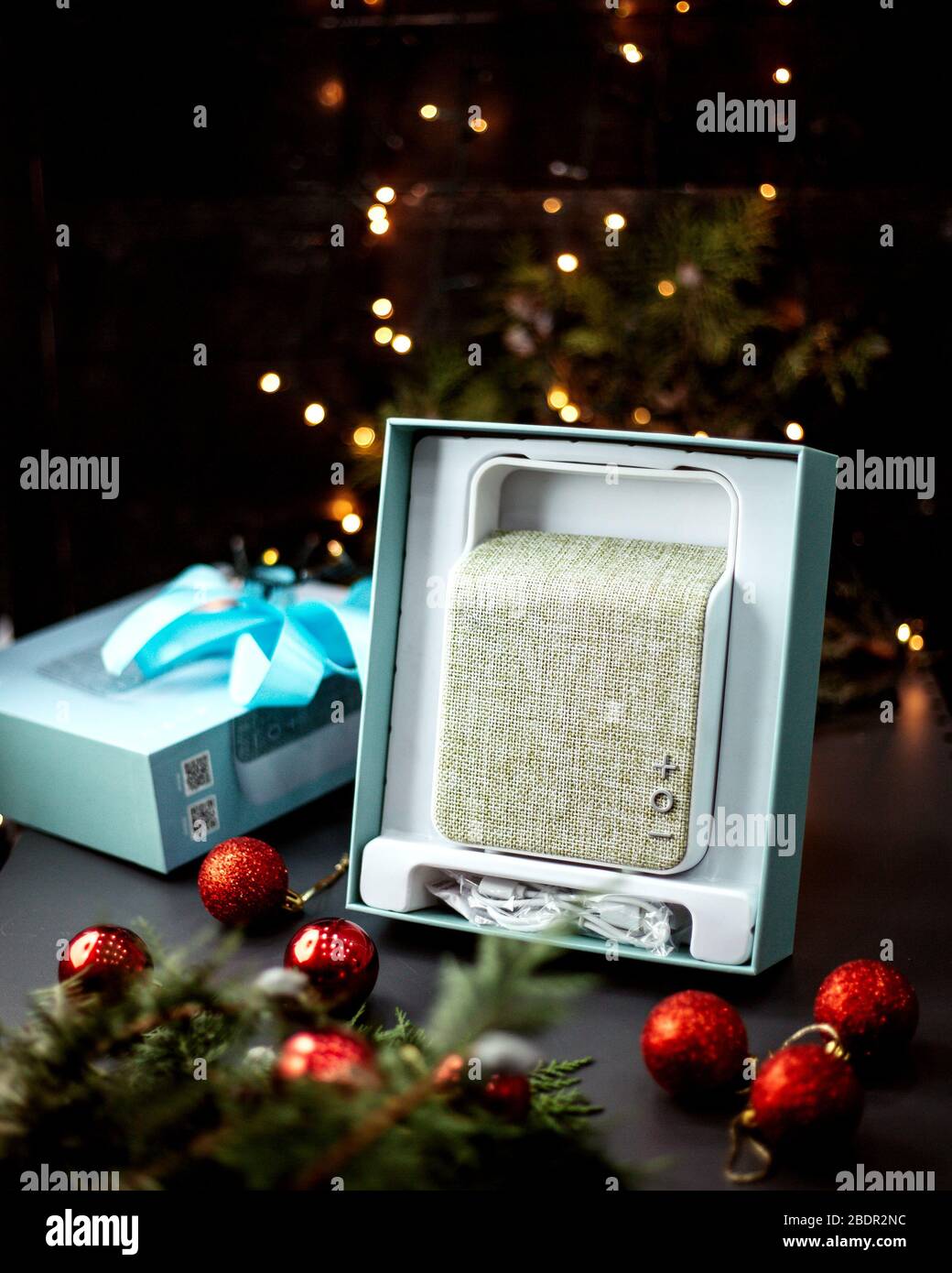 mini altoparlante e giocattoli di nuovo anno sul tavolo Foto Stock