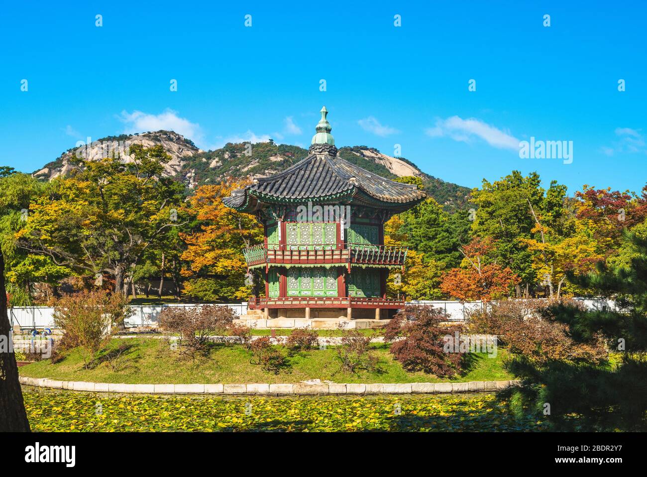 Hyangwonjeong Pavilion di Gyeongbokgung, Seoul Foto Stock