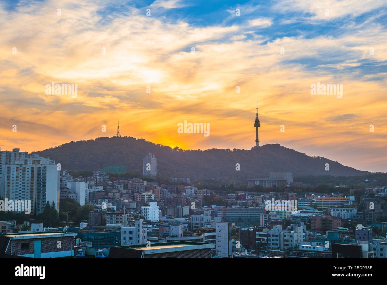 Vista notturna di Seoul e la torre di Seoul in Corea del Sud Foto Stock