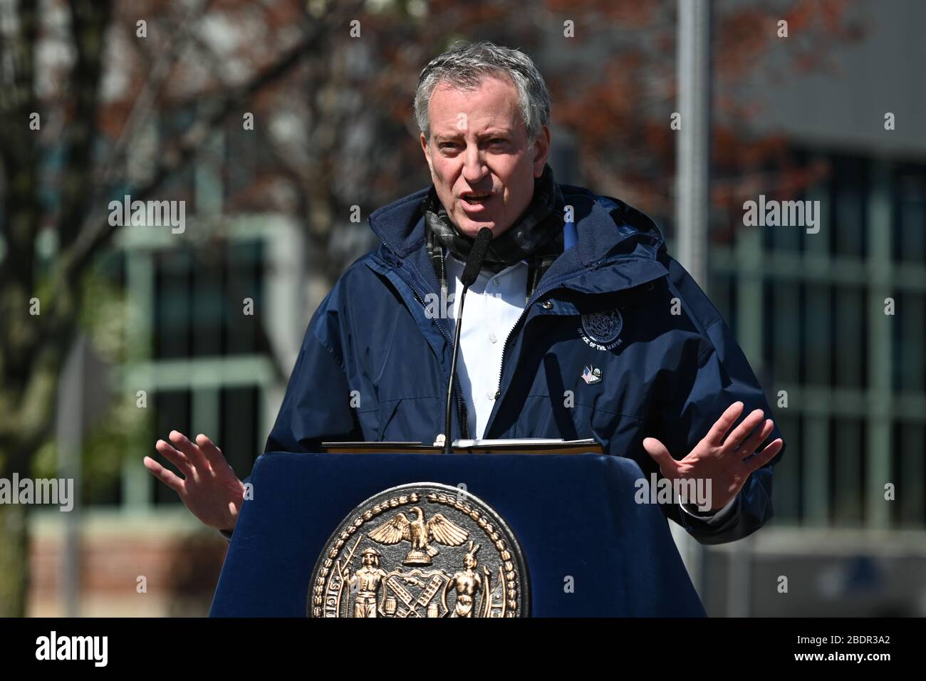 Il sindaco Bill de Blasio visita il Brooklyn Navy Yard, dove i produttori stanno realizzando abiti chirurgici per mantenere al sicuro i nostri operatori sanitari. La città è lavoro Foto Stock