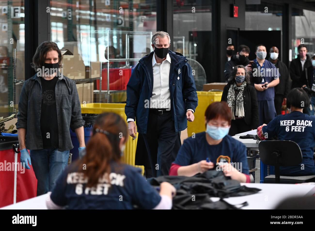 Il sindaco Bill de Blasio visita il Brooklyn Navy Yard, dove i produttori stanno realizzando abiti chirurgici per mantenere al sicuro i nostri operatori sanitari. La città è lavoro Foto Stock