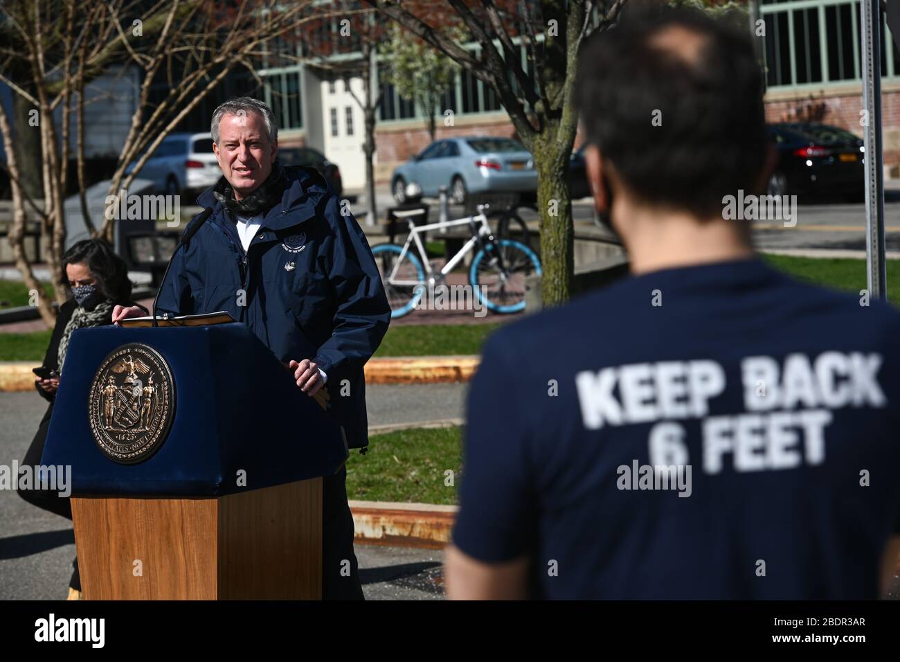 Il sindaco Bill de Blasio visita il Brooklyn Navy Yard, dove i produttori stanno realizzando abiti chirurgici per mantenere al sicuro i nostri operatori sanitari. La città è lavoro Foto Stock