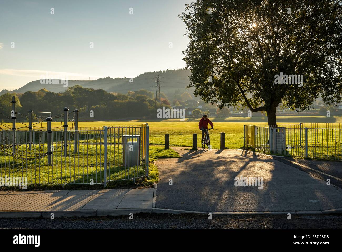 Ciclista su pista libera auto a Higham campi da gioco alla periferia di Accrington, Lancashire Foto Stock