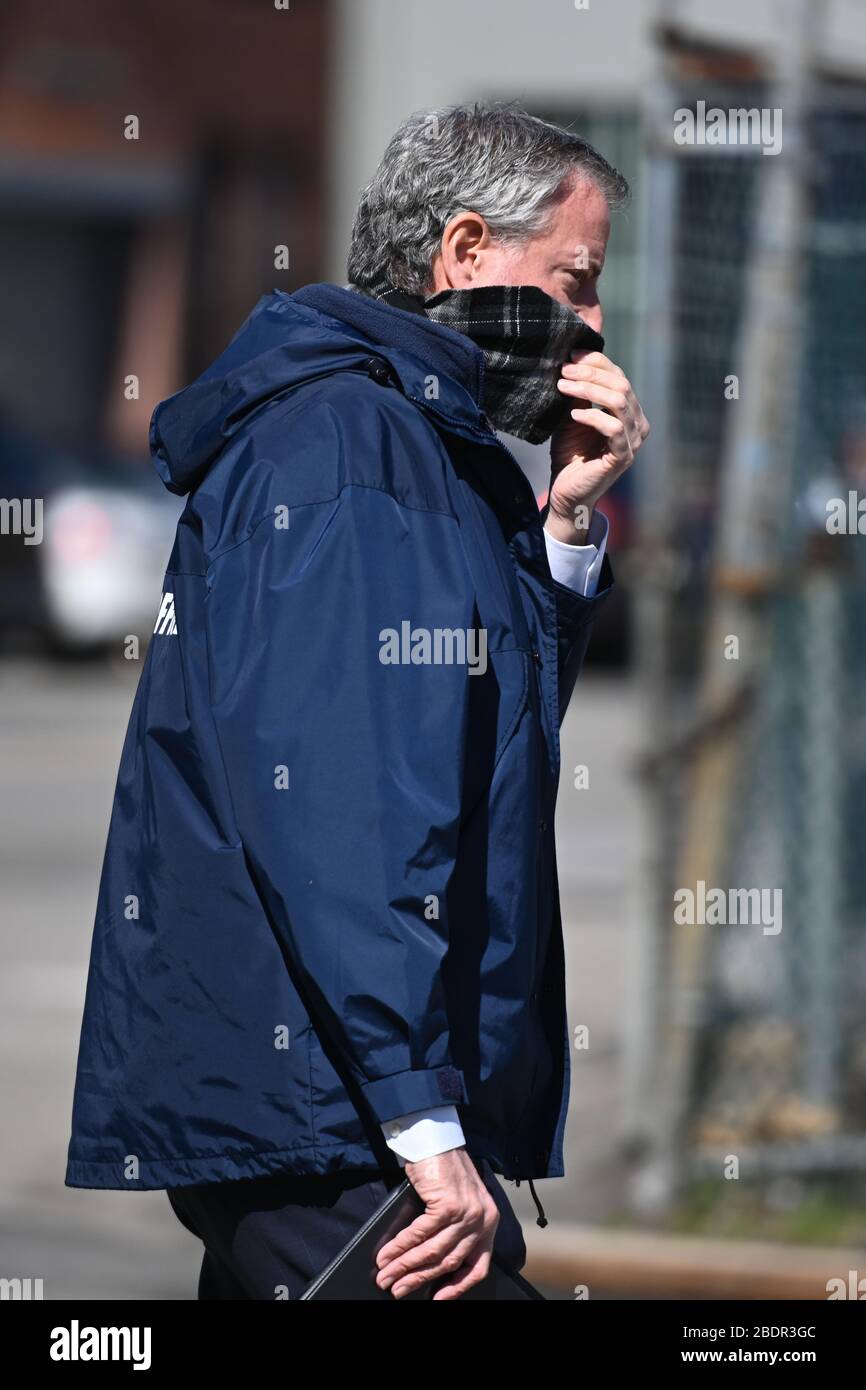 Il sindaco Bill de Blasio visita il Brooklyn Navy Yard, dove i produttori stanno realizzando abiti chirurgici per mantenere al sicuro i nostri operatori sanitari. La città è lavoro Foto Stock