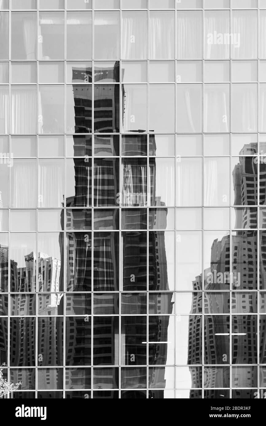 Riflesso di torri nella parete di vetro di un edificio - sfondo architettonico Foto Stock