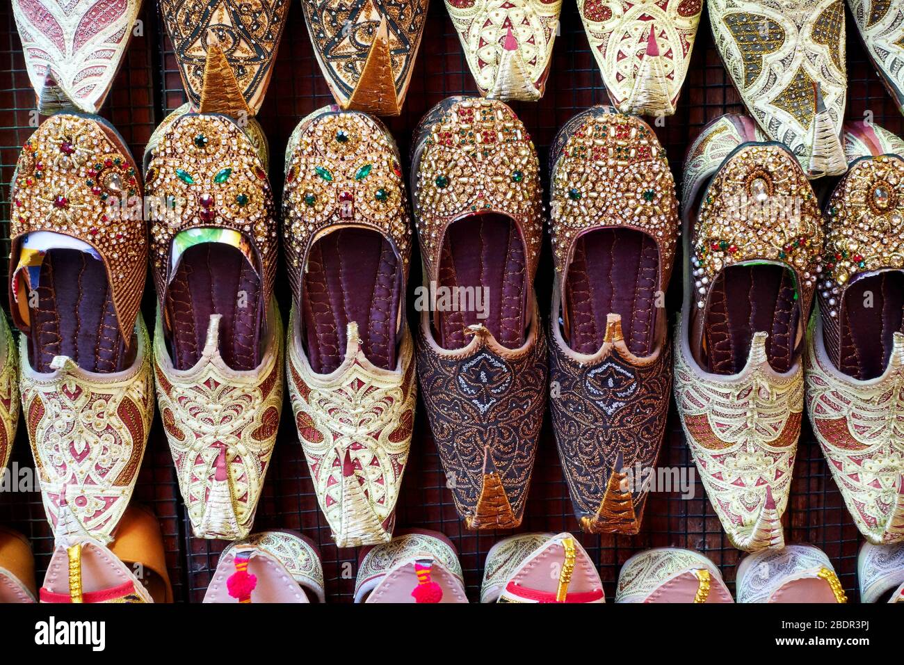 Scarpe da babouches arabe in primo piano di mercato Foto stock Alamy