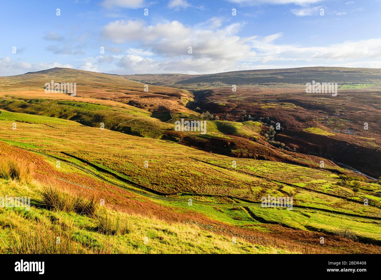Valle di Leck Beck e Ease Gill, al confine tra Lancashire e Cumbria, con Great Coum e Gragareth sullo skyline Foto Stock
