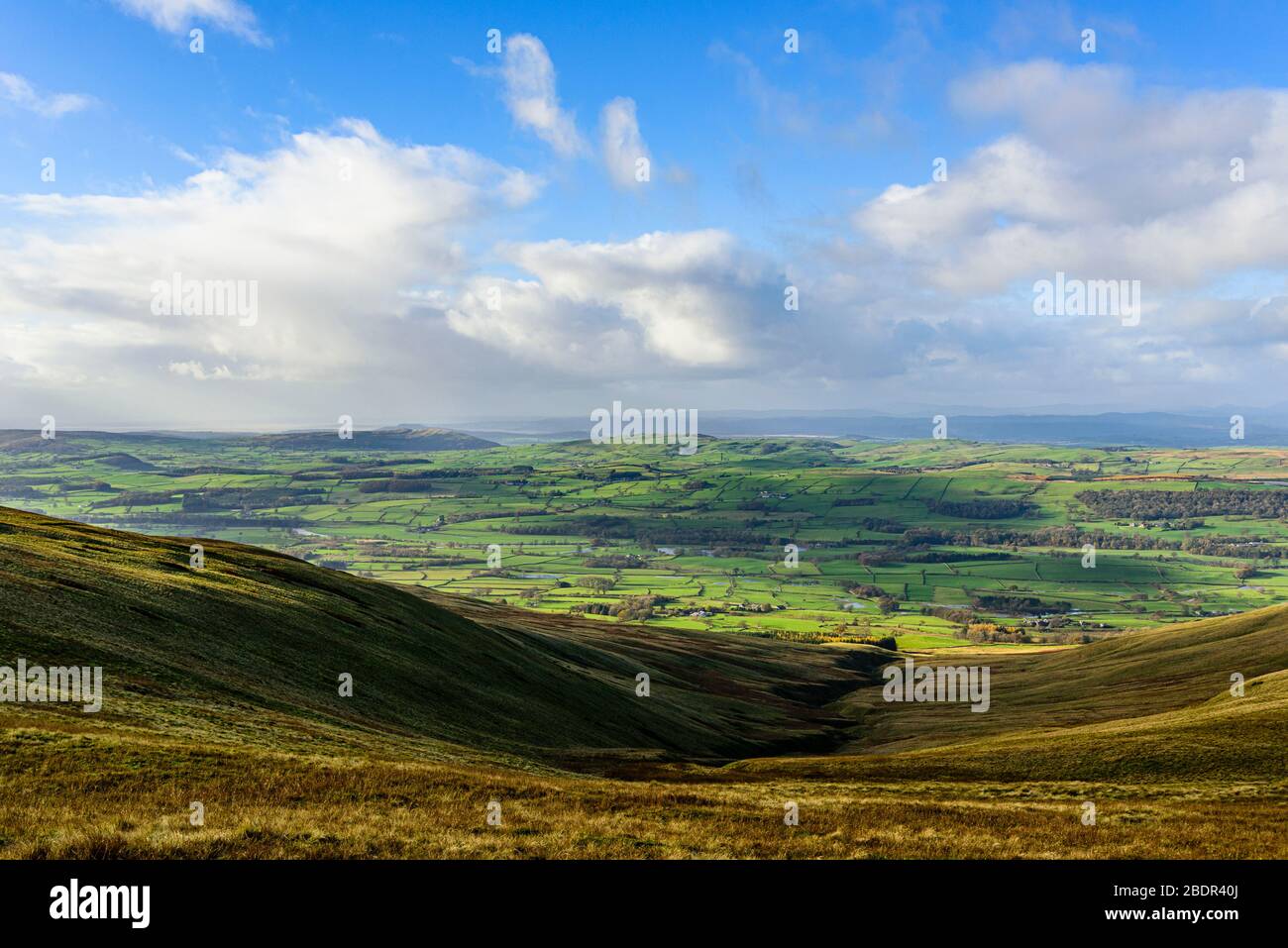 Guardando verso il basso Ashdale Gill a Middleton cadde nella parte Cumbria del Parco Nazionale di Yorkshire Dales alla Valle di Lune, South Lakeland in lontananza Foto Stock