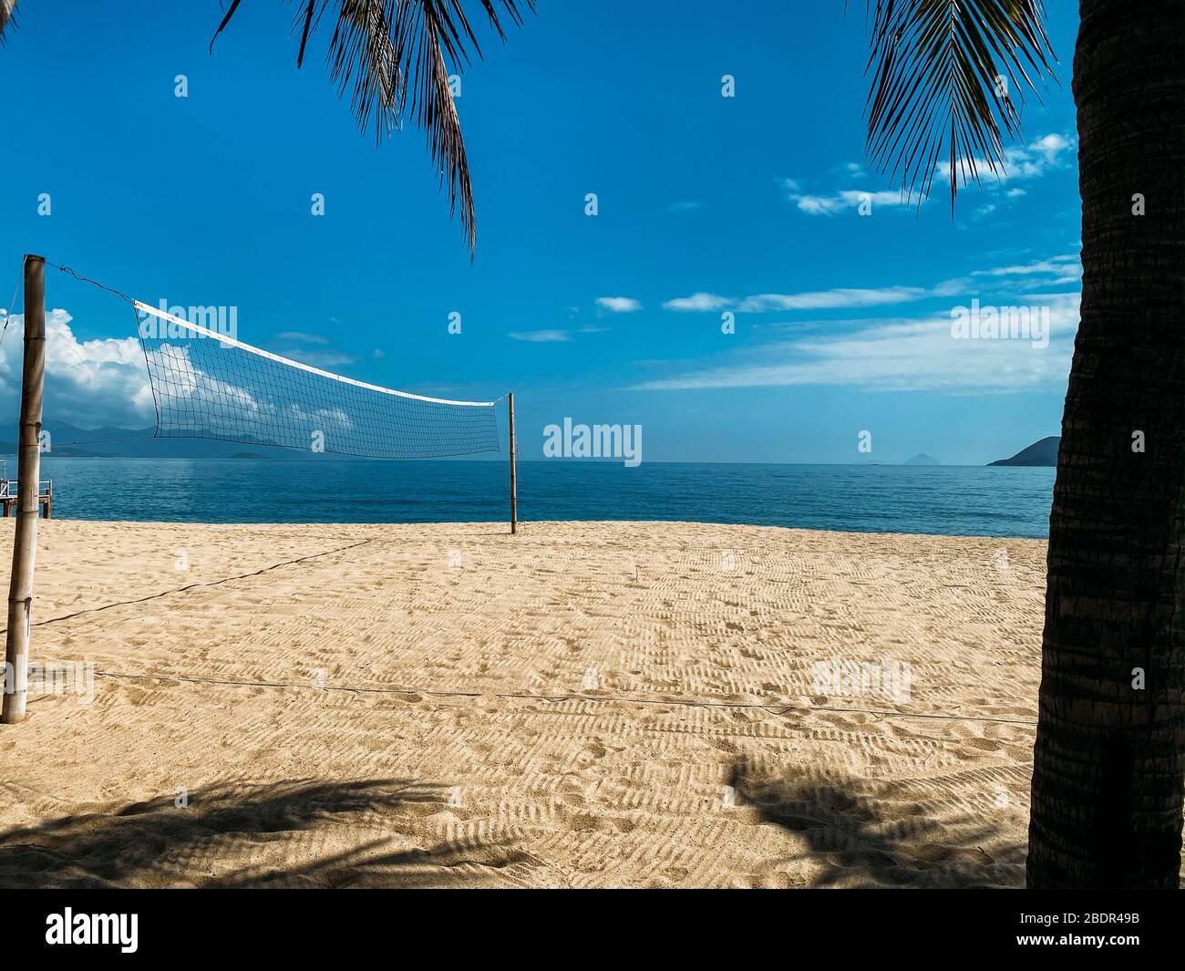 Campo da Beach volley sulla spiaggia di sabbia vicino al mare. Nessuno al luogo. Vista mare, onde, giorno di sole, tempo ventoso Foto Stock