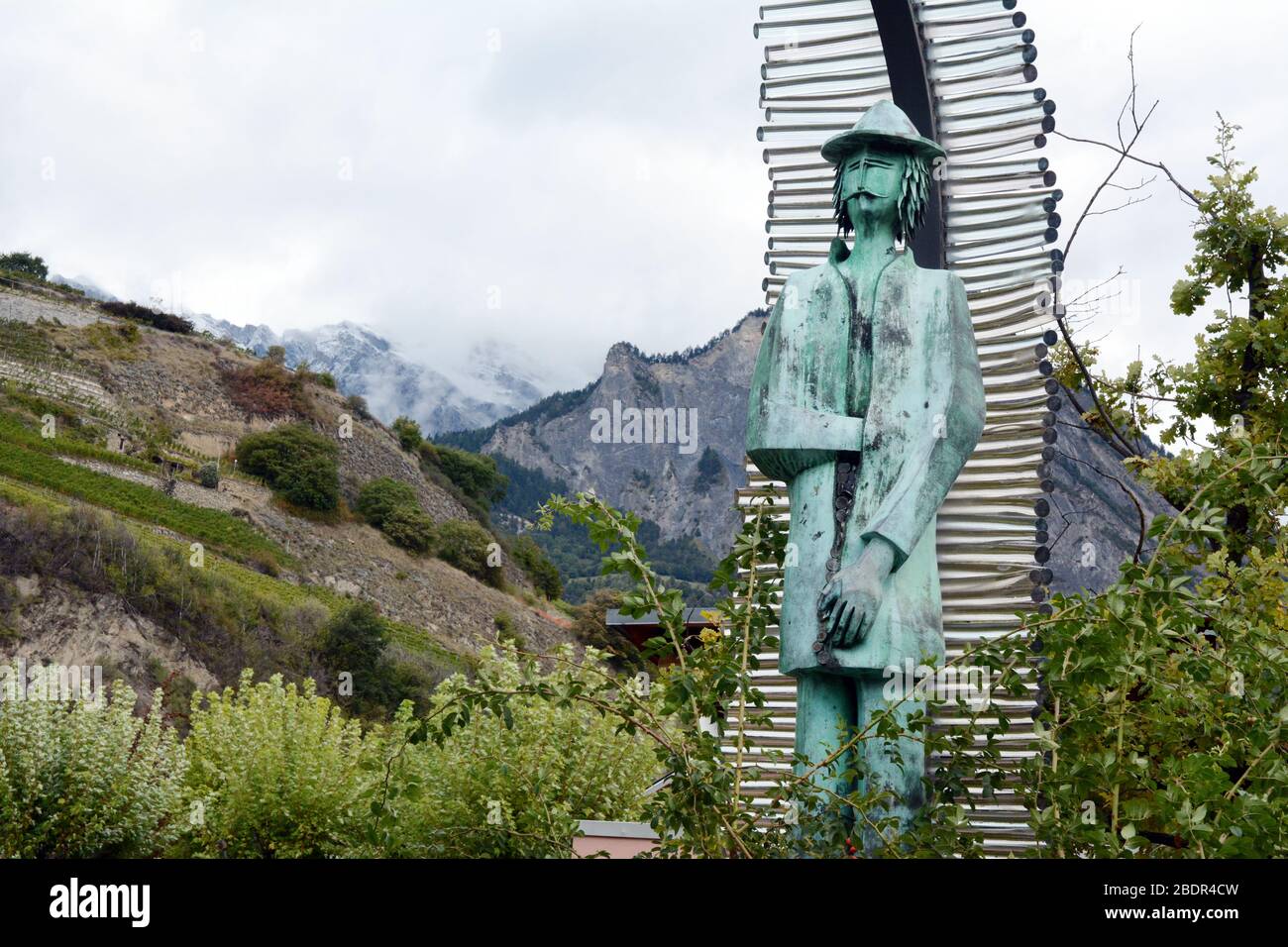 Una statua di Joseph Samuel Farinet, un fuorilegge svizzero del XIX secolo in stile Robin Hood che aiutò i poveri, a Saillon, nel cantone del Vallese, in Svizzera. Foto Stock