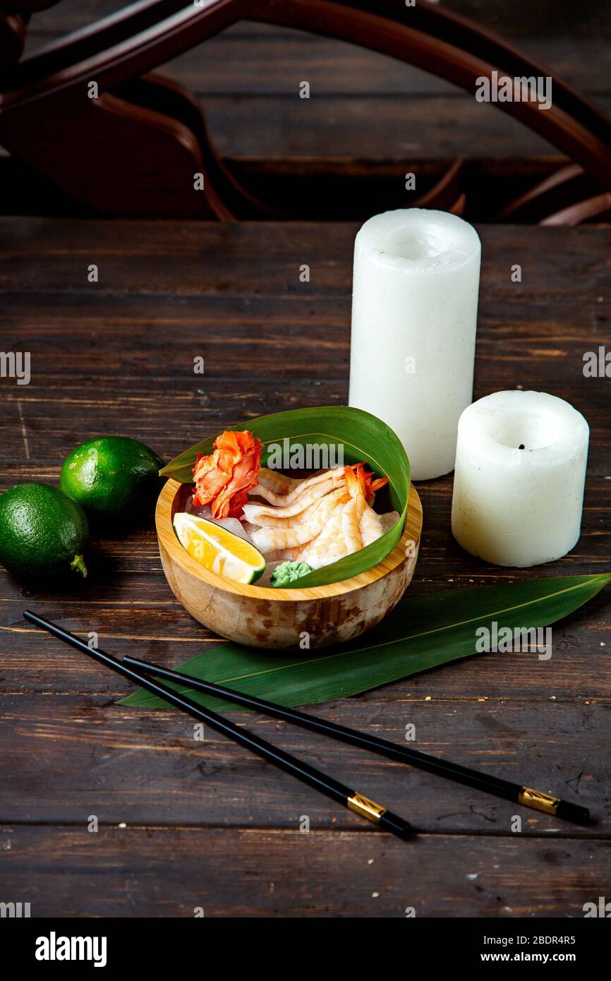 pesce con lime a fette Foto Stock