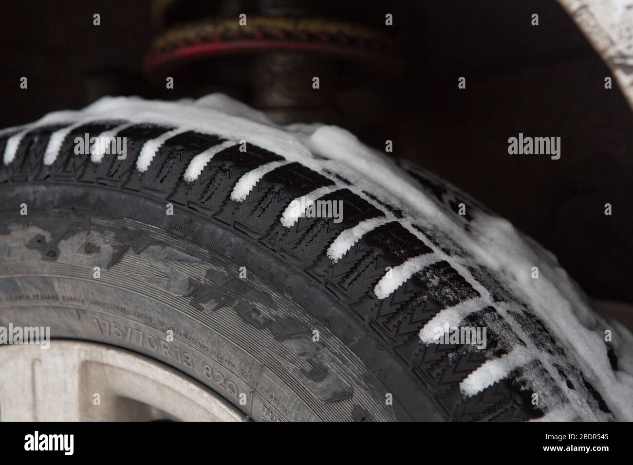Pneumatici chiodati in inverno, neve nello pneumatico Foto stock - Alamy