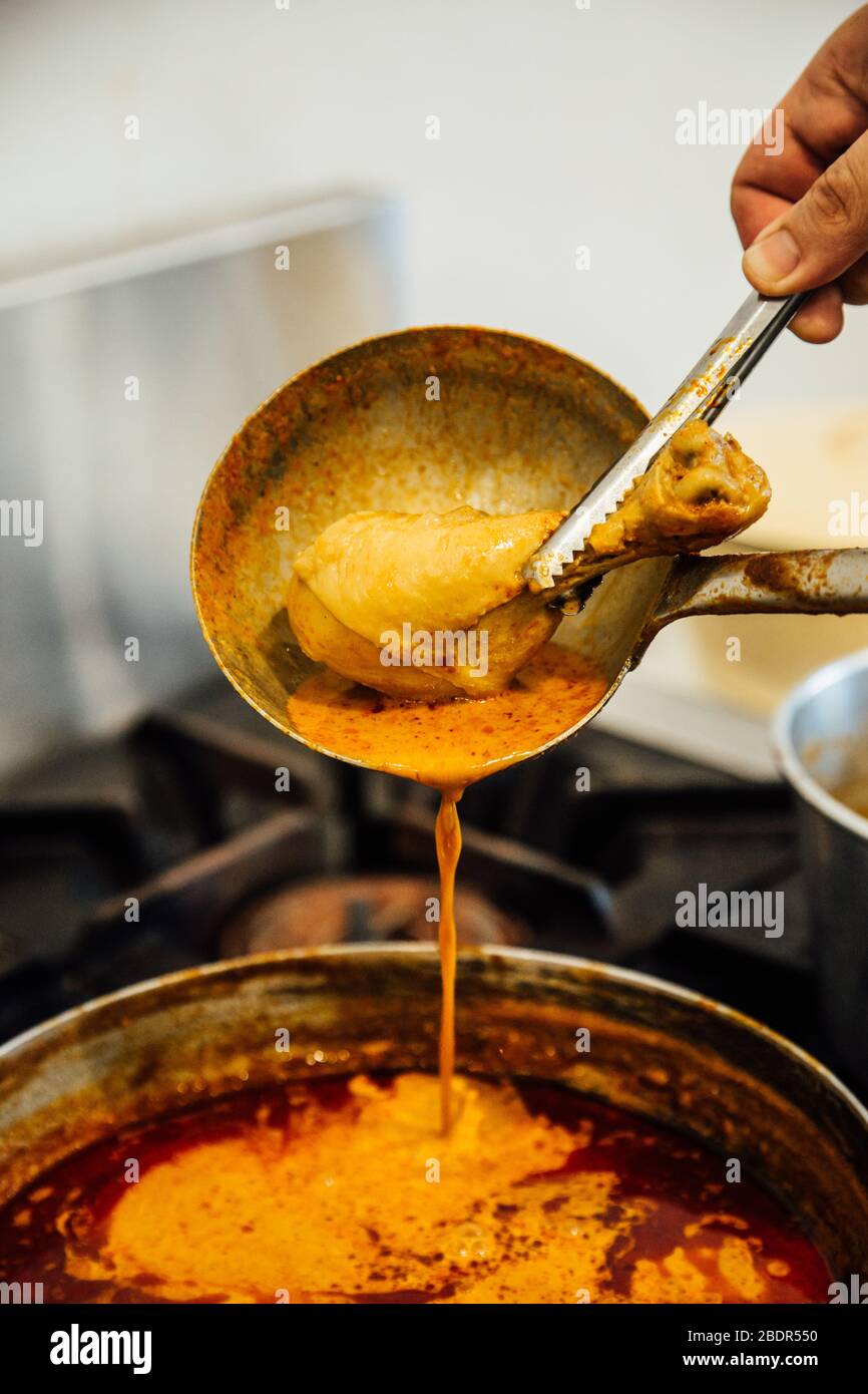 Bastone di pollo con zuppa di curry in siviera Foto Stock